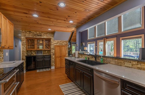 Newland 一軒家 | Creekside Cabin in Linville with seasonal views of lake, golf access and large deck with hot tub!