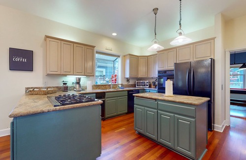 North Admiral 一軒家 | Elegant dog-friendly home near Seattle Aquarium with game room, fireplace & W/D