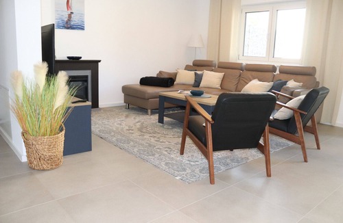 Klausdorf 一軒家 | Ellomi, a family- and dog-friendly vacation home in Klausdorf. Covered patio with a glass roof and a grill for social gatherings. A fenced-in garden for playing and relaxing. Residential Wallbox