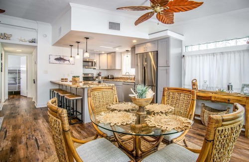 Venetian Shores 一軒家 | Experience luxury at Salty B in Islamorada with private pool and canal views!