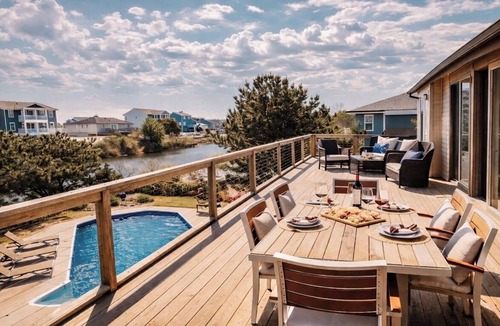 Sandbridge 一軒家 | Family friendly beach house. Pool, hot tub, walk to beach. Dog friendly, fenced