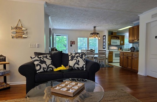 Smith Mountain Lake 一軒家 | Family retreat at the Lake! Dock the boat, fish, jump, or swim from the dock.