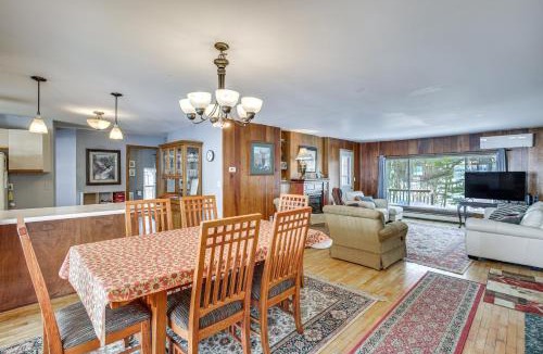 Waupaca 一軒家 | Group Friendly! Riverfront Waupaca Retreat w/Yard