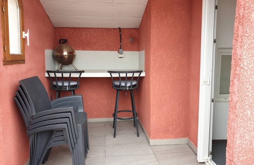 Roques アパートメント | https:/redhouse-studios.com/ Studio apartment with a sun deck overlooking the Pyrenees