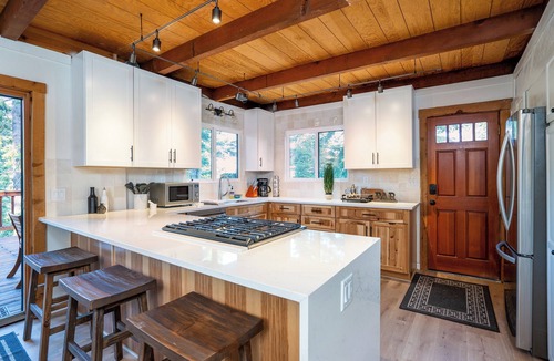 Ridgewood キャビン | Lakeview, Beautifully Remodeled Hilltop Cabin With Wraparound Deck.
