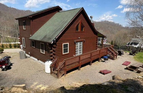 Waynesville キャビン | Log CabinバカンスレンタルはWaynesville、NCに位置しています