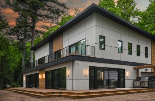 Eagle River 一軒家 | Luxury Lakefront 4 BDR, 10 Beds, 4 Bath