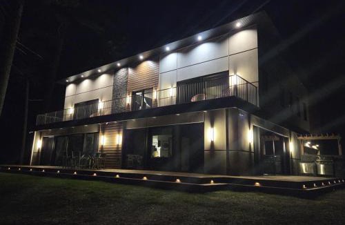 Eagle River 一軒家 | Luxury Lakefront 4 BDR, 10 Beds, 4 Bath