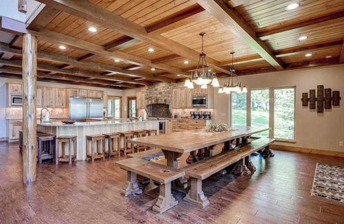 Eagle River 一軒家 | Luxury lakefront home with high-speed WiFi, dock, private beach, & theater room