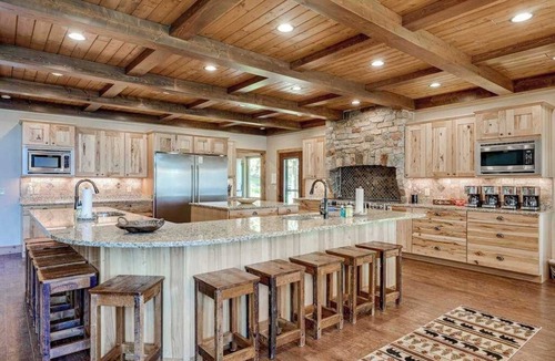 Eagle River 一軒家 | Luxury lakefront home with high-speed WiFi, dock, private beach, & theater room