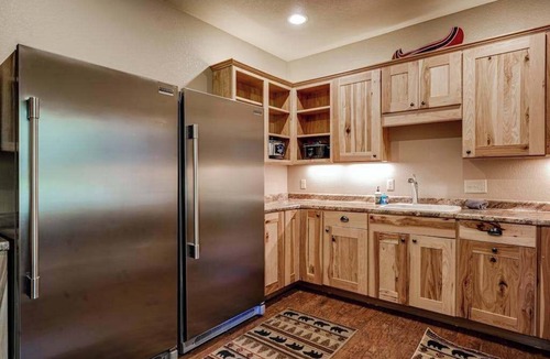 Eagle River 一軒家 | Luxury lakefront home with high-speed WiFi, dock, private beach, & theater room