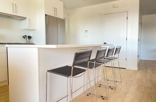 District of North Vancouver 一軒家 | New above ground suite with large patio- Fully furnished,1 bedroom, sleeps 2
