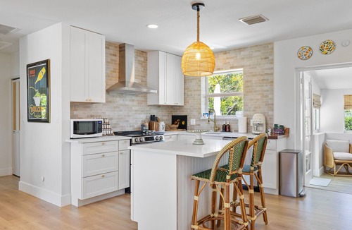 Southside 一軒家 | New! Fully Renovated Luxurious Villa in SoSo with Pool in West Palm Beach
