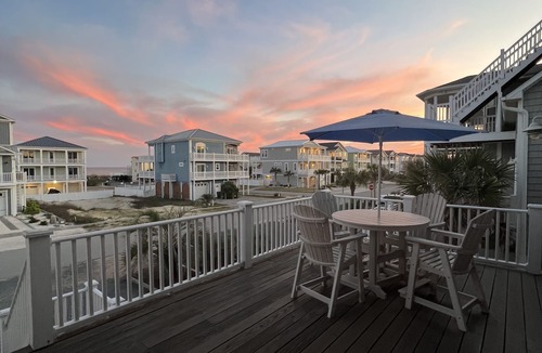 Ocean Isle Beach 一軒家 | 美しい5BR / 5BAホームwプライベートソルトウォータープール。 海/沿岸内の眺め