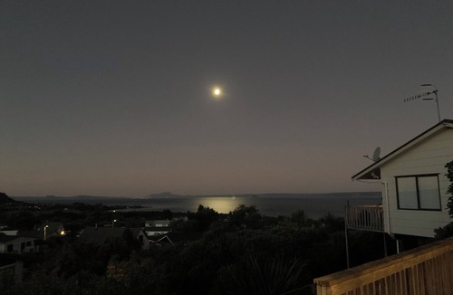 Omori 一軒家 | Peacefull lake view haven 10 mins walk from Lake Taupo located in Omori.