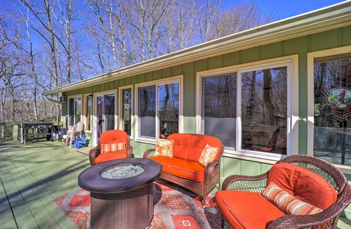 Newland コテージ | Pool & Lake Access: Mtn-View Cottage in Newland
