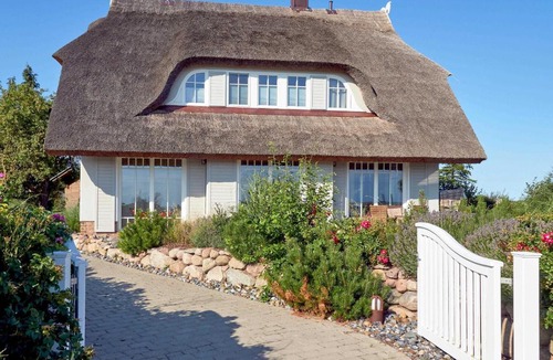 Alt Reddevitz 一軒家 | Reethus Reddevitz mit Kamin, Sauna, Terrasse, Boddenblick