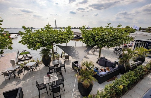 Oud-Loosdrecht ホテル | Relaxing Hotel by the Lake with Canoeing, Biking Routes and Restaurant Views