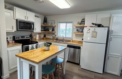Pierre Part 一軒家 | Right on the water! 3 Bedroom House, large deck, next to a kayak launch!