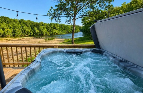 Dora 一軒家 | Riverfront+Jacuzzi+Fireplace+6Bed+3Bath