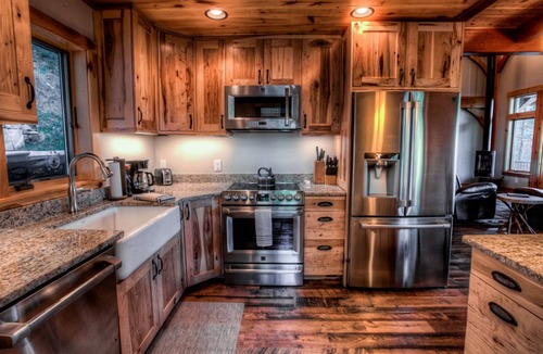 Black Mountain 一軒家 | Rustic Timber | Luxury Timber Frame in the Heart of Montreat | Streams, Hiking, Close to Asheville