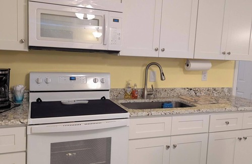 Wilmington Beach コンドミニアム | 〜401 Seas Tropical Duplex〜ビーチへのステップ - WiFi、W / D
