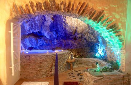 Collioure アパートメント | Spa Troglodyte avec Cour, à 20m des Plages, LoveRoom avec Jacuzzi 'Le Ginkgo'