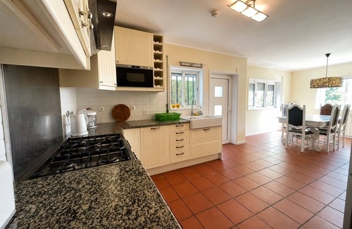 Mafamude ヴィラ | Spacious Family Villa near Porto with BBQ and Private Parking