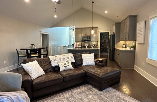 Cummings Cove 一軒家 | Spacious mountain getaway on golf course, near trails, waterfalls & breweries!