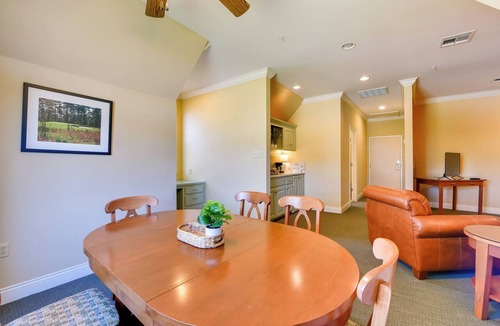 Springfield アパートメント | Springfield Studio Rental w/ Golf Course View!