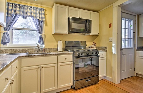 Buzzards Bay 一軒家 | Steps to Cape Cod Canal: Pet-Friendly Home