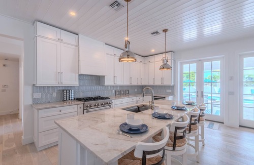 Naples Park 一軒家 | Steps to Vanderbilt Beach, Sleeps 13, Resort-Style Backyard