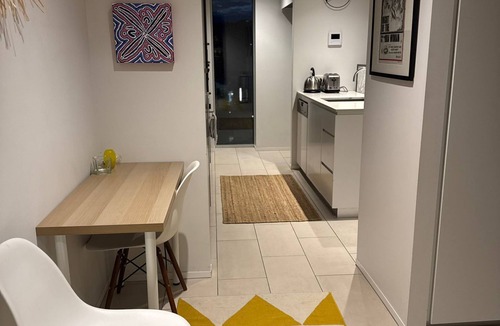 Barton アパートメント | Stylish 1BR Spacious Penthouse, Self Check-in, 5 min walk to parliament.