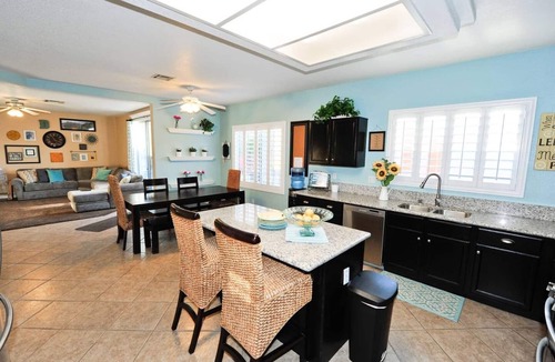 Las Vegas 一軒家 | Swimming pool, hot tub, basketball court, putting green, family friendly
