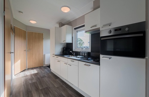 Oost-Graftdijk 一軒家 | This cozy holiday home offers everything you need for a relaxing stay with family or friends in the beautiful polder landscape of North Holland. Enjoy peace, space and typical Dutch nature, while charming towns, the beach and water-based activities a