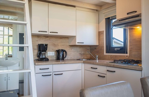 West-Graftdijk 一軒家 | This detached lodge is surrounded by nature and gives you the feeling of a cozy hideaway, ideal for those who want to escape the hustle and bustle of everyday life for a while. Its location in the green polder landscape ensures peace and a beautiful