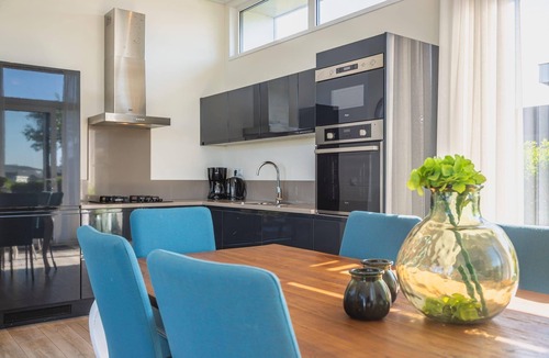 West-Graftdijk 一軒家 | This single-storey home is set amid the characteristic polder landscape of North Holland and offers a pleasant balance between relaxation and views of the green surroundings. Here you can experience true outdoor living, with all comforts within easy