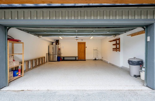 Nordic Estates 一軒家 | True SKI IN/OUT | Updated 3.5BR | Hot Tub | Garage | Managed By Aloha Whistler