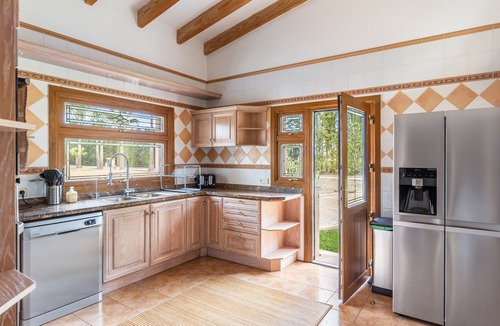 Higashiyama ヴィラ | Two houses with 5x10m pool, fast WiFi, BBQ, pizza oven & tennis set in 1.8ha