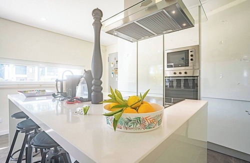 Charneca de Caparica e Sobreda ヴィラ | Villa Sassi - Recent private short-term rental villa with swimming pool and barbecue by Allure Villas