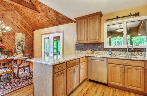 Burnsville キャビン | Walk to Main St., Pets OK, Close to Farmers Market, 30 min to Hatley Pointe