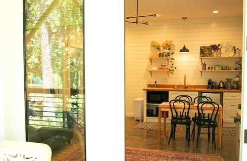 Asheville アパートメント | Walkable West Asheville Retreat - Sunny porch - Family Pet Friendly