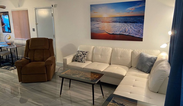 2 Bedroom Home 20 Minutes From Everything!