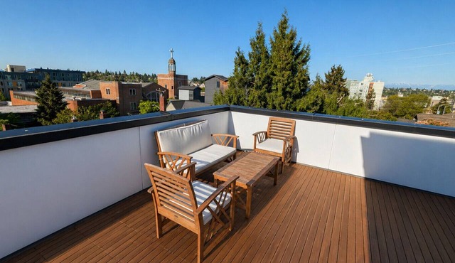 3BR 2.5BA Rooftop View Green Lake Hideaway