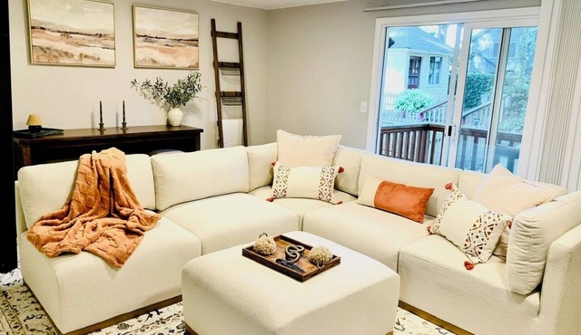 4-bedroom house in lovely Kirkland2 with AC, fully fenced