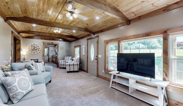 4 Mi to Dtwn Morganton! Family Retreat w/ Patio
