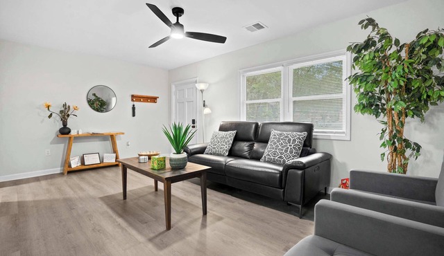 5 Min to Downtown - Desk - Fenced Yard - Wi-Fi