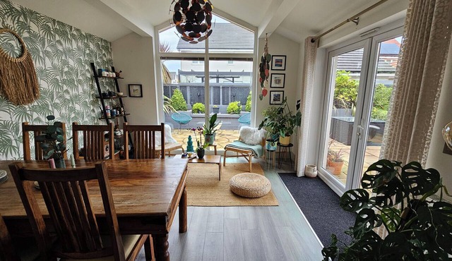 5 mins to the sea and golf course! Family sized home with cathedral window...