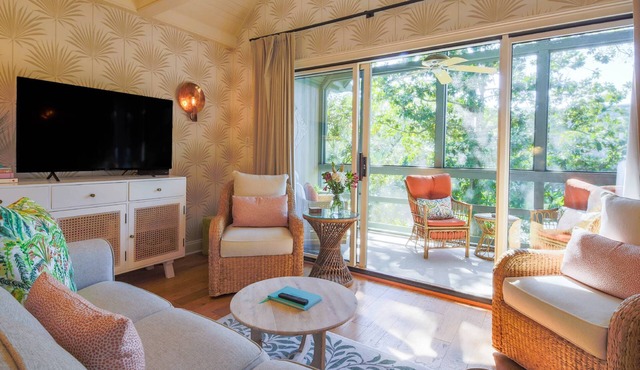 5 Minute Walk to Beach! Screened Porch w/ Forest Views, Wonderful Natural Light & Comfy Seating