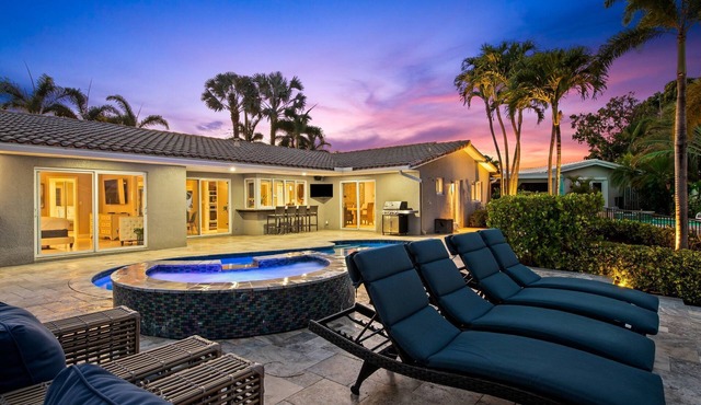 6 mins to Beach~Heated Pool~Jacuzzi~Big Backyard~30 Foot Dock